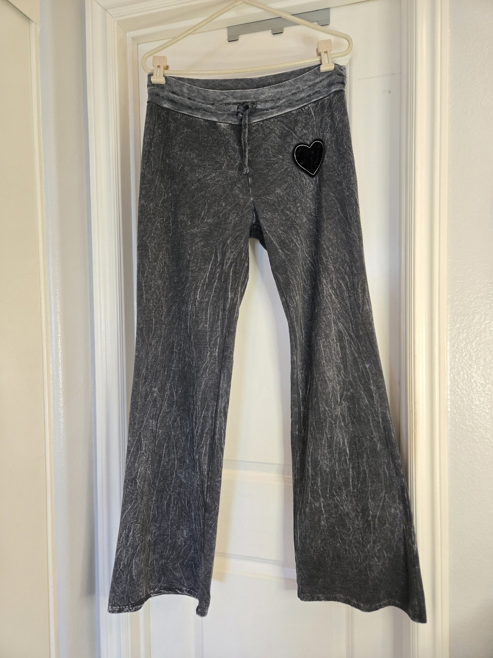 T Party Fashion Black Mineral Wash Flared Leggings Velvet Heart Patch, Size XL